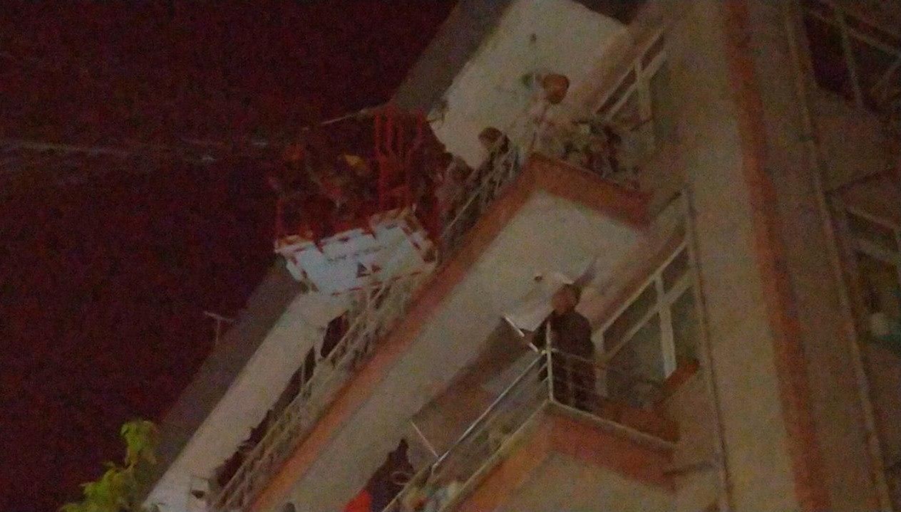 Apartmanda çıkan yangında mahsur kaldılar